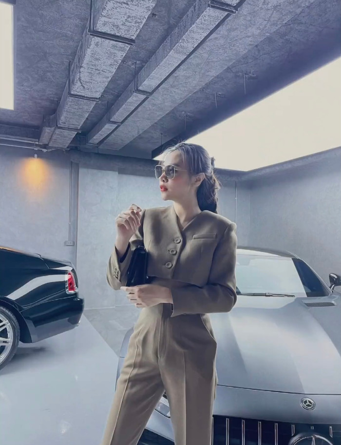 Vì tránh gây nhàm chán nên cô còn lựa một chiếc siêu xe khác trong gara xe của mình để chụp hình.