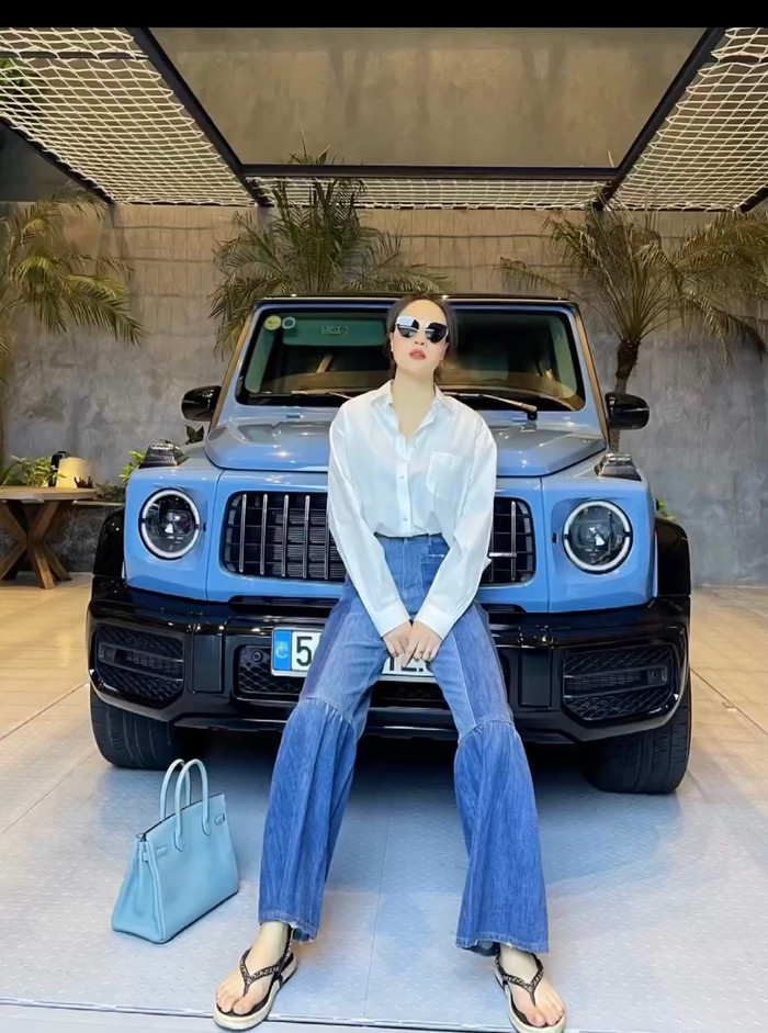 Bà xã Cường Đô La không quên tạo dáng 'ngầu như trái bầu' bên xế hộp tiền tỷ và túi xách hàng hiệu.