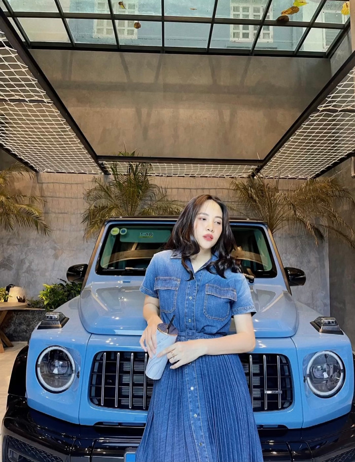 Đàm Thu Trang rất thích màu xanh, cô khiến nhiều người không khỏi thích thú khi tiếp tục diện một chiếc váy màu xanh xếp li, cầm chiếc cốc màu xanh và đứng tạo dáng bên chiếc xe cũng màu xanh.