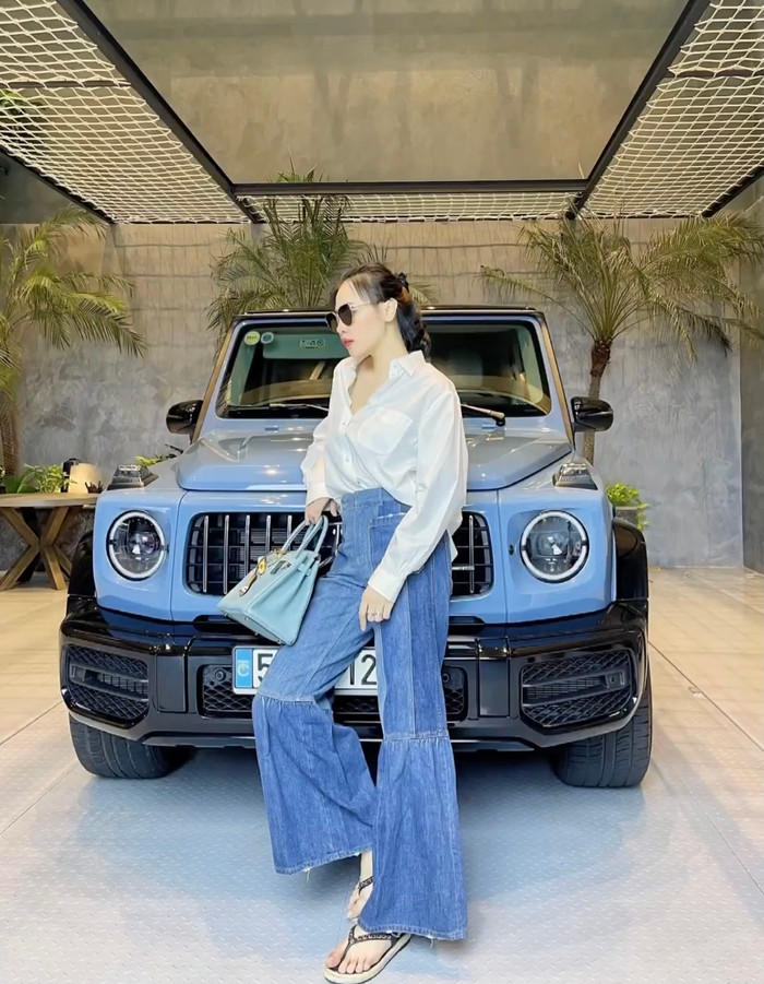 Set đồ sơ mi trắng dài tay phối cùng quần jeans ống loe cạp cao tuy đơn giản nhưng lại giúp cựu mẫu khoe được đôi chân dài của mình.