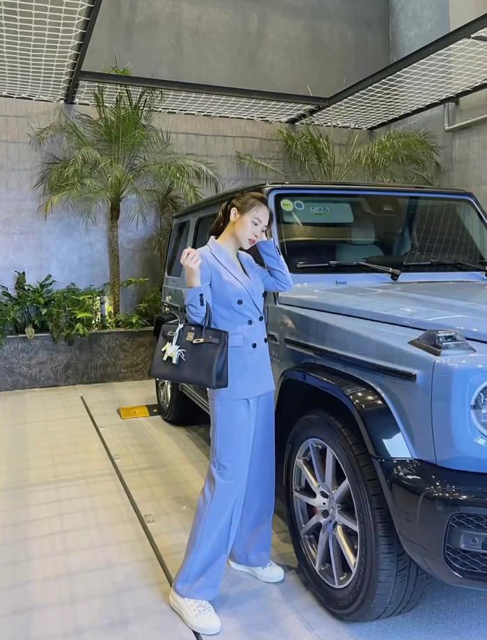 Một bộ outfit cũng 'công sở' không kém được Đàm Thu Trang giới thiệu trong clip lần này là nguyên cây đồ màu xanh trông vừa thanh lịch vừa cá tính trên.