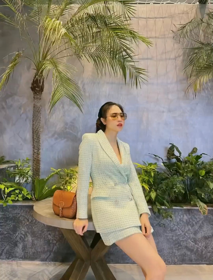  Set đồ này của bà xã Cường Đô La rất phù hợp cho những cô nàng công sở.