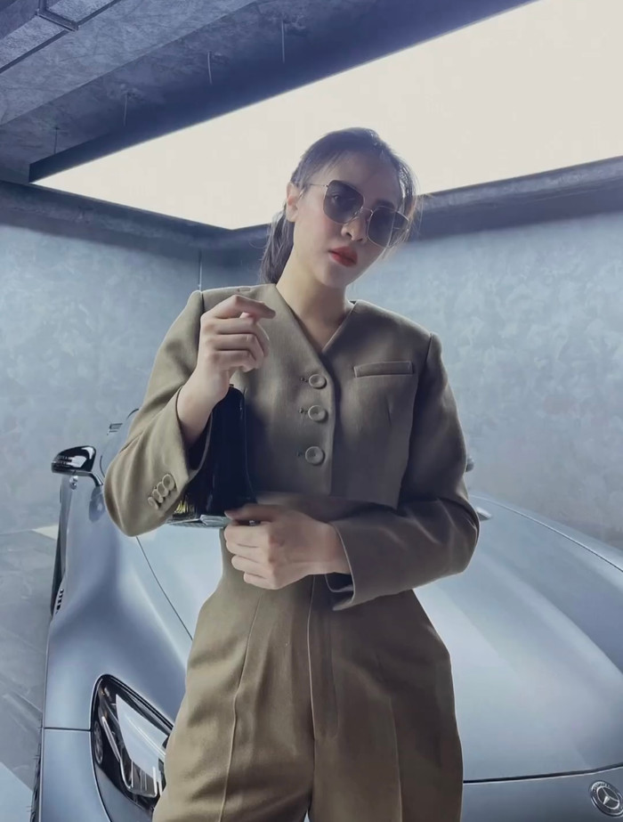 Hết khoe chân dài, Đàm Thu Trang chuyển sang khoe eo thon với set đồ áo croptop, quần tây cạp cao màu nâu.