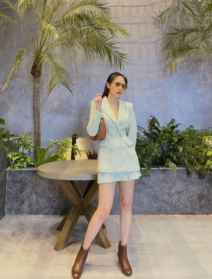 Tiếp đến, Đàm Thu Trang chuyển sang bộ áo vest váy ngắn màu xanh ngọc vừa dịu dàng vừa nữ tính phối cùng giày và túi xách da màu nâu.