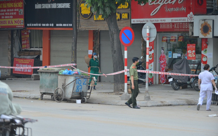 BỊ lập biên bản, người phụ nữ vội rút 'song đao' đe dọa tổ công tác ở chốt kiểm dịch: 'Ai đến gần sẽ đâm' Ảnh 2