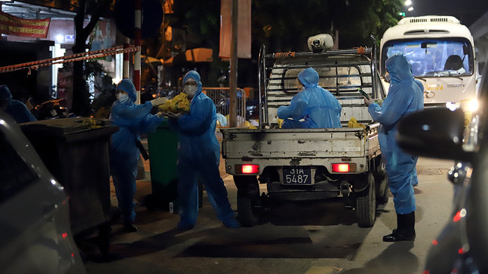 Nhu yếu phẩm được vận chuyển.