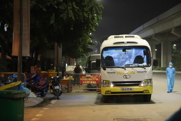 Chiếc xe dừng chờ các F1 đi cách ly.