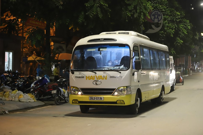 Lực lượng chức năng đưa hàng chục F1 đi cách ly tập trung ngay trong đêm để phòng chống dịch bệnh.