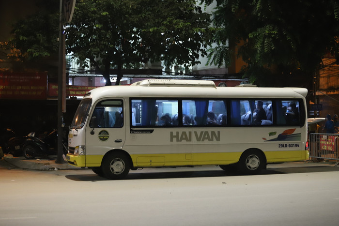 Hà Nội: Đưa hàng chục F1 tại Thanh Xuân Trung đi cách ly ngay trong đêm sau khi ghi nhận nhiều ca mắc Ảnh 5