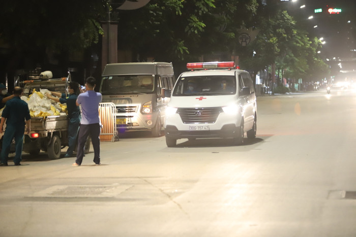 Hà Nội: Đưa hàng chục F1 tại Thanh Xuân Trung đi cách ly ngay trong đêm sau khi ghi nhận nhiều ca mắc Ảnh 9