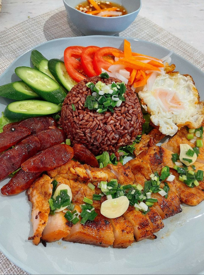 Dĩa cơm tấm được bày biện vô cùng chất lượng và bắt mắt của Thanh Hằng.