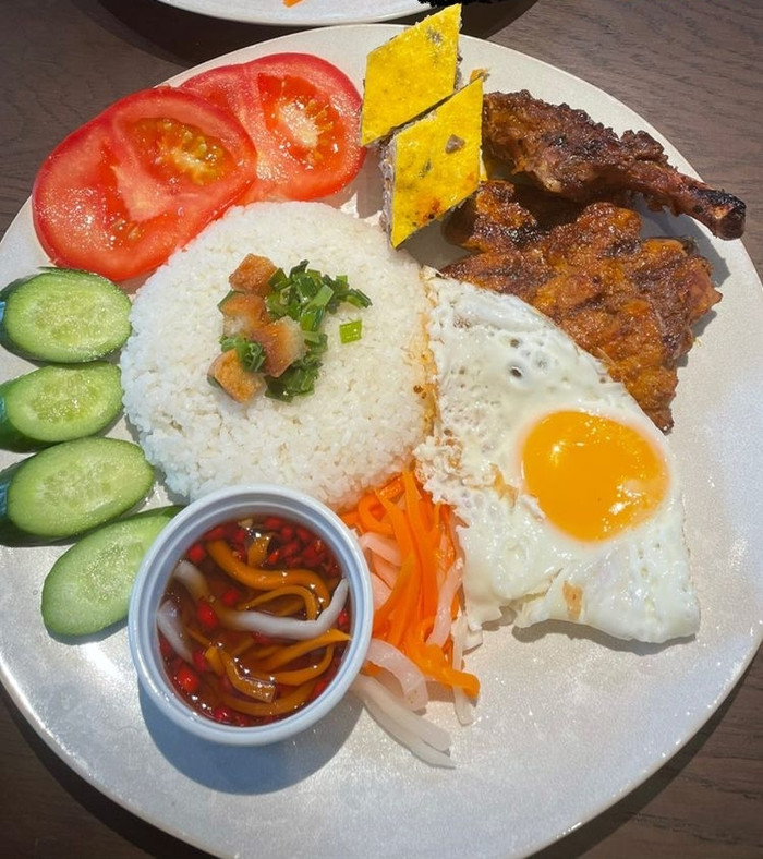 Dĩa cơm tấm của Tóc Tiên trông phong phú không khác gì được làm ở nhà hàng. 