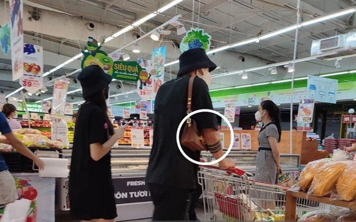 Giữa siêu thị, Đoàn Văn Hậu có hành động 'cưng xỉu' với Doãn Hải My Ảnh 2