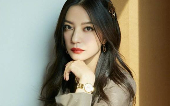 Giữa bão scandal bị 'phong sát', Triệu Vy đã biến mất 2 tuần qua Ảnh 2