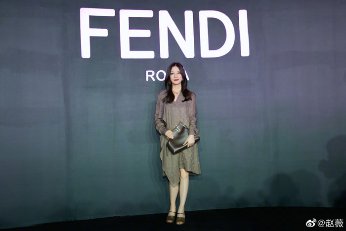 Lần cuối cùng mà cánh truyền thông bắt gặp Triệu Vy tại show của thương hiệu Fendi là hôm 23/7 ở Thành Đô, Tứ Xuyên 