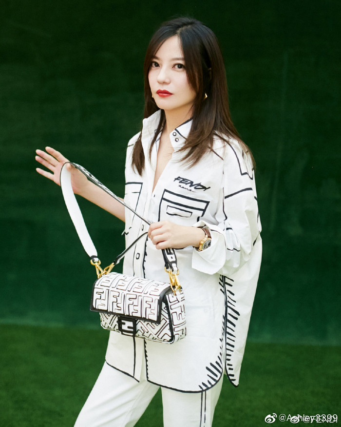 Nàng diễn viên ' Hoàn Châu Cách Cách' từ ngày làm đại sứ cho thương hiệu Ý thì ăn mặc có phần đẹp và sang hơn 