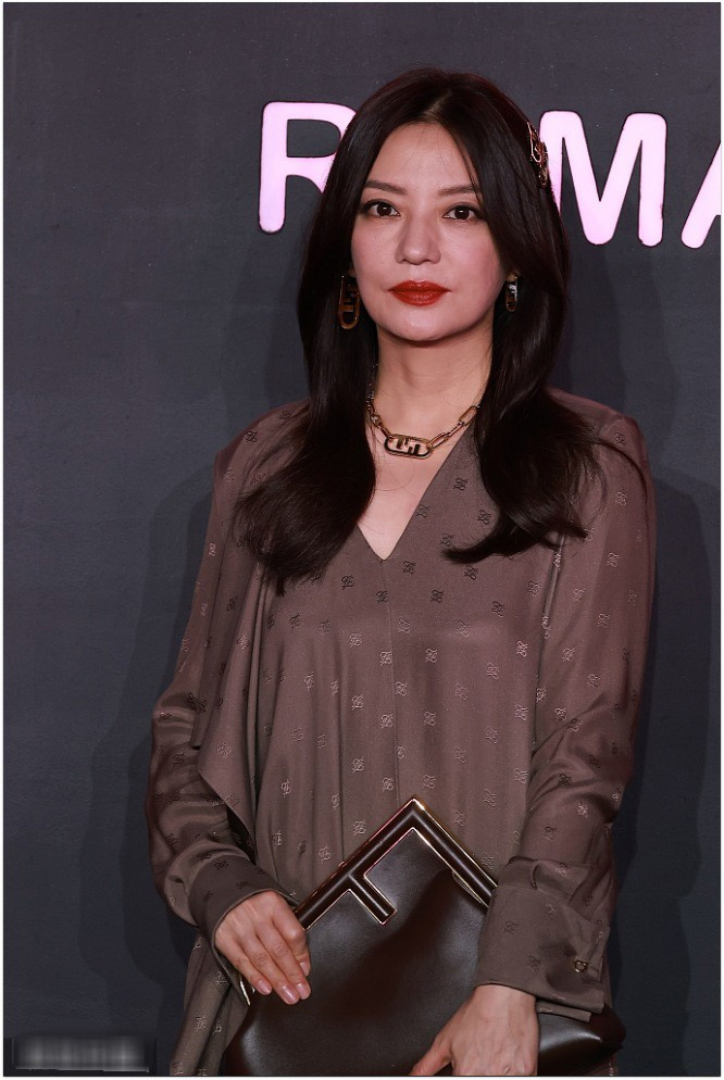 Hình ảnh của nữ diễn viên Hoàn Châu Cách Cách trong bộ váy nâu rộng thùng thình vừa dìm dáng vừa sến rện cùng nhan sắc lão hóa