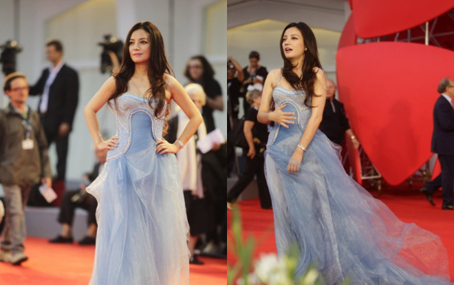 Triệu Vy xuất hiện trên thảm đỏ của LHP Venice lần thứ 69 vào năm 2012 với gu thời trang nhạt nhòa lộ bắp tay thô