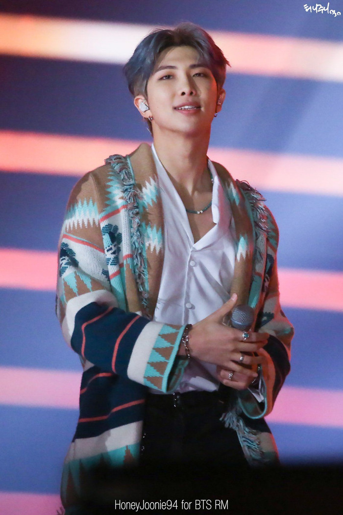 RM (BTS) gây tranh cãi với phản hồi chuyện fandom thao túng Billboard.