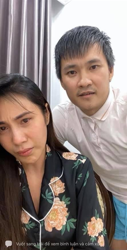 Thuỷ Tiên vừa lên sóng để 'minh oan' cho bản thân, là người nổi tiếng, cô nàng rất biết cách giữ hình ảnh trong mọi hoàn cảnh khi ăn mặc nhẹ nhàng cùng piyama hoa, kẻ eyeliner đàng hoàng, chỉn chu, còn về phía Công Vinh, lúc đầu anh chàng ngồi nên dân tình chỉ thấy phần áo cài kín nút, rất nghiêm chỉnh...  