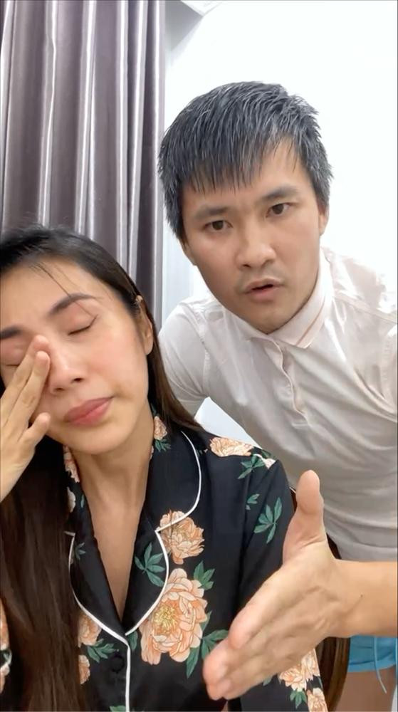 Nhưng khi cao hứng đứng lên thì mới lộ ra, nam cầu thủ ở nhà nên mặc quần đùi thoải mái, chỉ khoác áo kín cổ vào để livestream cùng khán giả mà thôi!