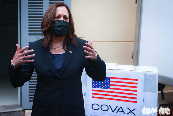 Sáng 26-8, bà Harris đã đến thăm kho trữ vắc xin Pfizer do Mỹ viện trợ tại Kho vắc xin tiêm chủng quốc gia thuộc Viện Vệ sinh dịch tễ trung ương ở Hà Nội. Phát biểu tại đây, bà Harris bày tỏ sự cảm kích vì sự hỗ trợ Việt Nam dành cho Mỹ trong đợt bùng dịch COVID-19 hồi tháng 4-2020. Bà Harris cho biết Mỹ đã gửi tặng Việt Nam tổng cộng 6 triệu liều vắc xin COVID-19, bao gồm 1 triệu liều trong đợt viện trợ lần này - Ảnh: NGUYỄN KHÁNH