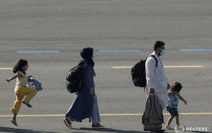 Bức ảnh bé gái nhảy chân sáo trên đường băng sau khi rời Afghanistan được chia sẻ chóng mặt trên MXH Ảnh 2