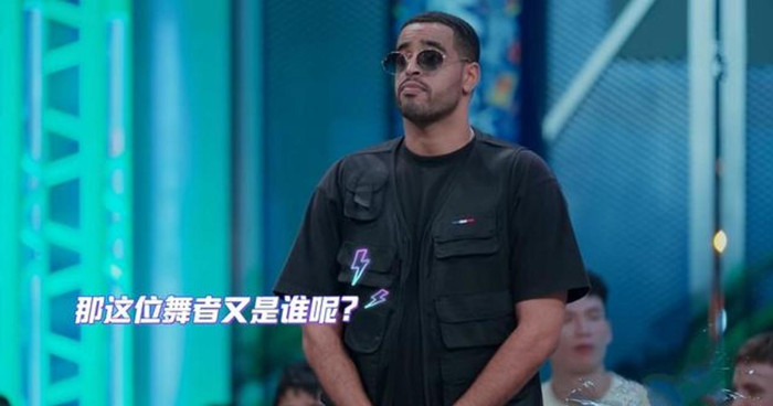 Vương Nhất Bác lăm le dòm ngó 'người' của 'anh trai' trong Street Dance of China 4 Ảnh 9