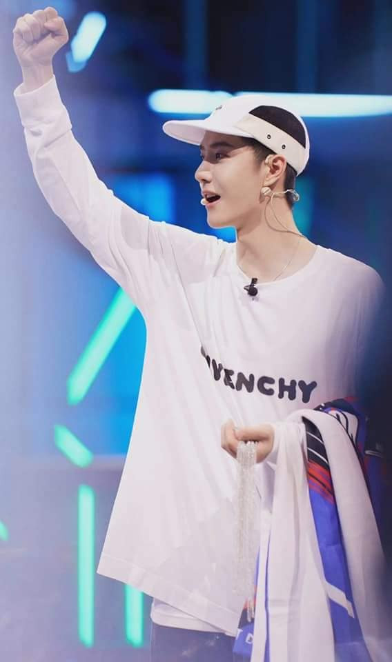 Vương Nhất Bác lăm le dòm ngó 'người' của 'anh trai' trong Street Dance of China 4 Ảnh 13