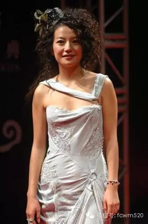 Một bộ cánh rườm rà, rối rắm đến độ khó hiểu... 