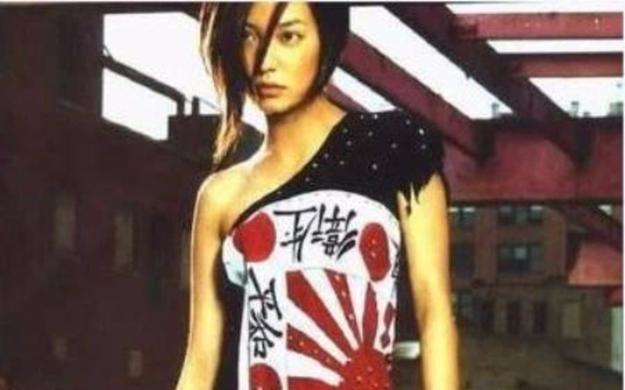 Trước khi bị 'phong sát', Triệu Vy từng bị tẩy chay vì mặc váy in quốc kỳ khiếm nhã Ảnh 2