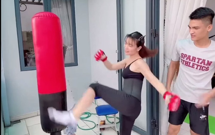 Vợ đang cho con bú tự nhiên chuyển sang tập võ, Mạc Văn Khoa liền 'cầu cứu' netizen Ảnh 2