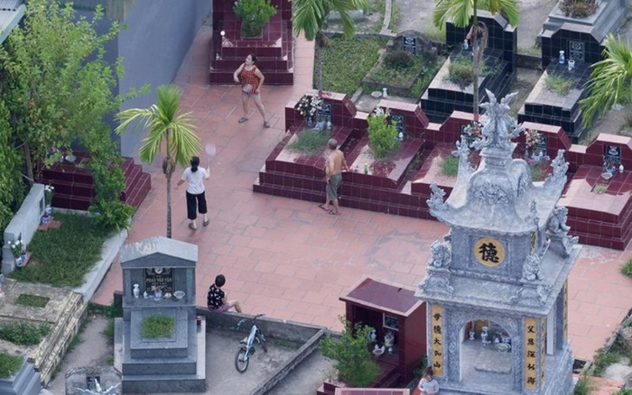 Hà Nội: Nhiều người dân không đeo khẩu trang, trốn vào nghĩa trang tập thể dục Ảnh 2