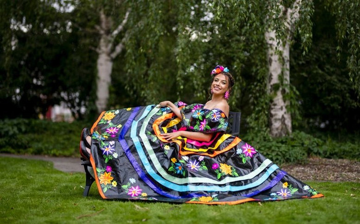 Nữ sinh giật giải thưởng 228 triệu VNĐ nhờ chiếc váy làm từ băng keo Ảnh 2