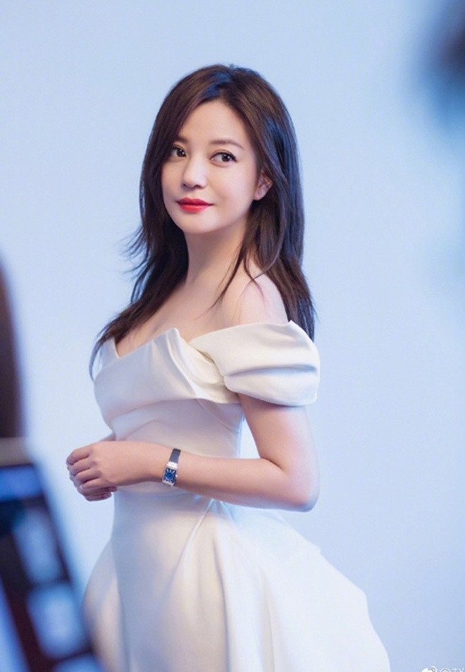Triệu Vy đang là cái tên được nhắc đến nhiều nhất trong làng giải trí Hoa ngữ vào thời điểm này