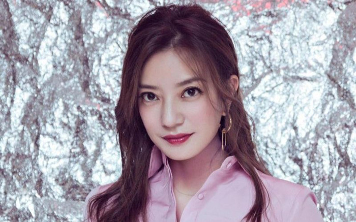Giữa tin đồn bị phát lệnh truy nã đỏ, Triệu Vy đã rút vai trò chủ chốt ở một số công ty Ảnh 2