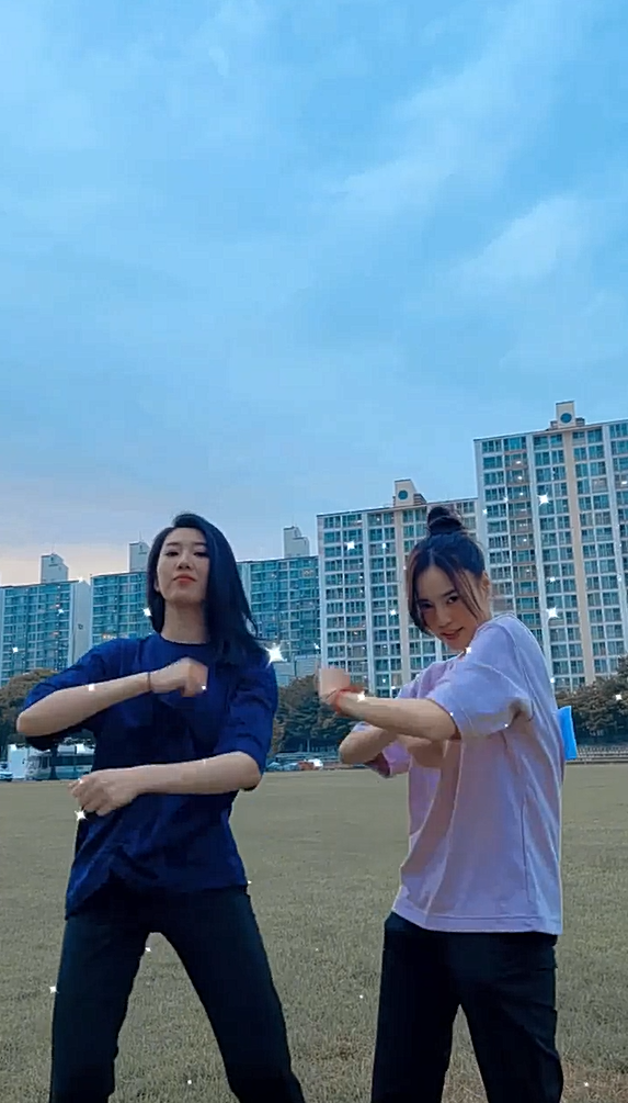 Thúy Ngân và Lan Ngọc trong clip.