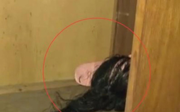 Thấy 'thứ lạ' từ trong tủ đồ rơi ra, cô gái co cẳng bỏ chạy, quên cả đi giày Ảnh 2