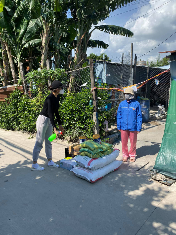 Đi tình nguyện mùa dịch, Á hậu Lệ Hằng miệt mài giúp người dân đến rách đồ Ảnh 8