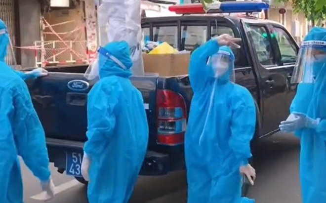 Cô tình nguyện viên tiết lộ BST 'siêu xe' đi chống dịch từ 'mui trần' sang chảnh đến 2 bánh gây 'bão' MXH Ảnh 2