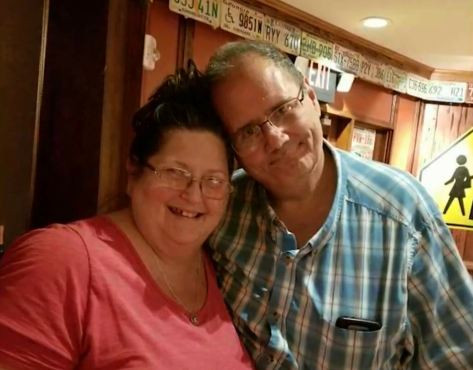 Chị Lisa bên cạnh người chồng quá cố.&nbsp;