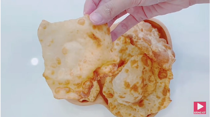 Thủy Tiên cho biết, nhà cô thường ăn món bánh này cùng với bơ và đường. Nhưng nếu mọi người thích thì có thể chấm với sữa đặc hoặc siro.