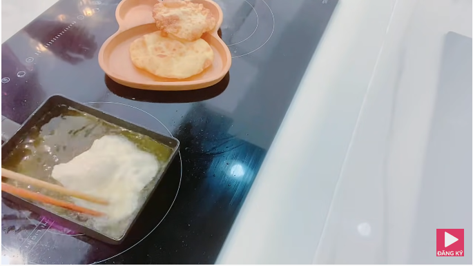 Tiếp đến chỉ cần đem bột đã được cán dẹt đi chiên và để ráo dầu là được.