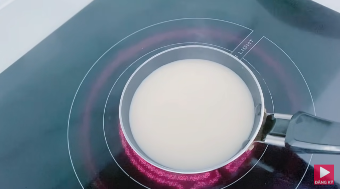 Bước tiếp theo là đun nóng sữa, nếu nhà không có sữa thì có thể dùng nước ấm, nhưng nữ ca sĩ vẫn khuyên nên dùng sữa để bánh được thơm hơn