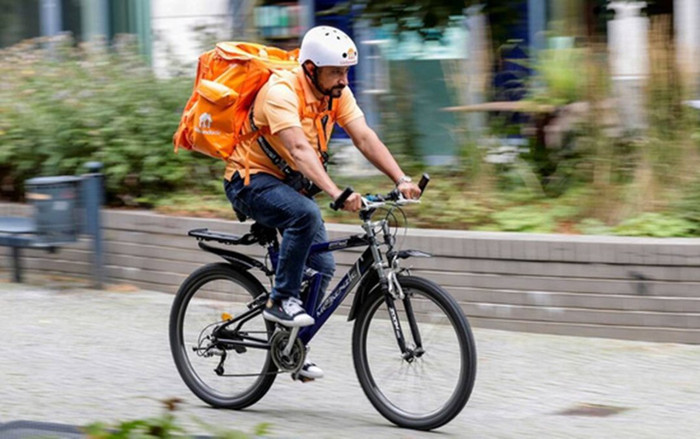 Cựu bộ trưởng Afghanistan làm shipper giao pizza ở Đức, ngày dành 4 tiếng học ngoại ngữ để tìm việc Ảnh 2