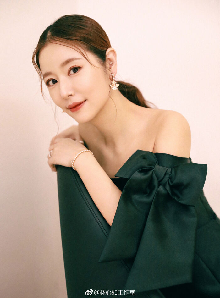 Bà xã Hoắc Kiến Hoa sau này toàn lựa chọn màu son đỏ trong nhiều lần xuất hiện. 