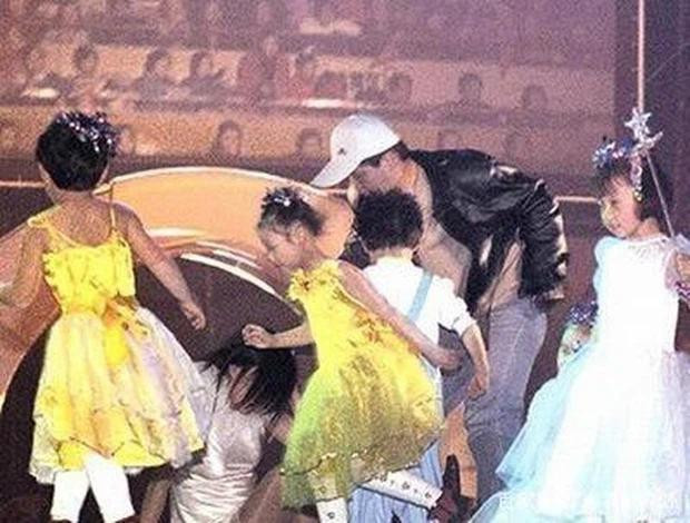 Sân khấu kinh hoàng nhất trong sự nghiệp Triệu Vy: Hết túm tóc xô ngã đến bị tạt chất thải Ảnh 6