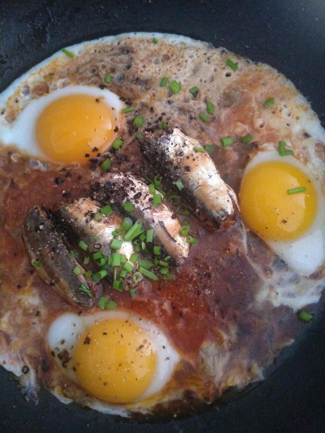 Cá hộp thêm trứng... 