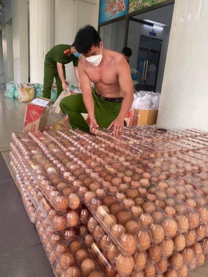 Một chiến sĩ đang xếp trứng ngay ngắn, chuẩn bị thực phẩm cho người dân. 
