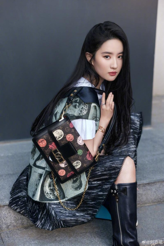 Lưu Diệc Phi trong set đồ của nhà LV quảng cáo dòng túi DAUPHINE theo style cá tính hơn 